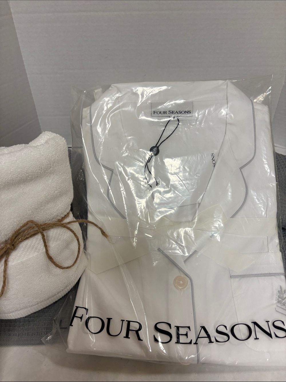 WOMEN'S HOTEL PAJAMA SET